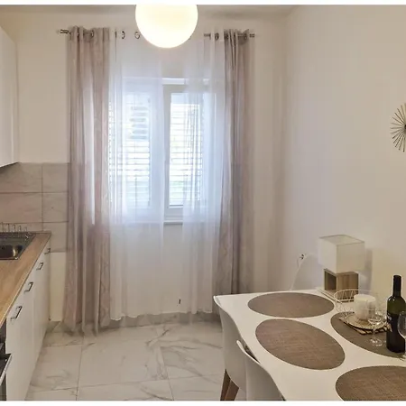 Appartement Amazing In With Wifi Šibenik